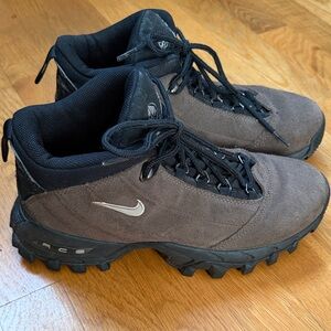 Nike Women's Vintage Black and Brown Hiking Shoes